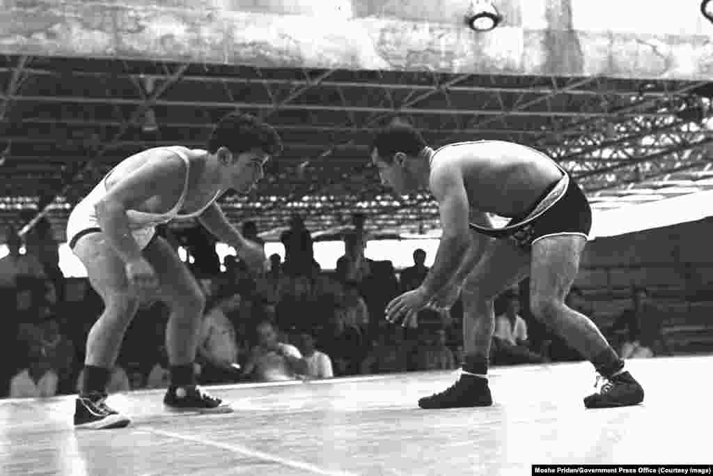 در بازی‌های مکابیه هفتم در تل‌آویو که اوت ۱۹۶۵ برگزار شد، کشتی‌گیرانی از اسرائیل و ایران مقابل هم قرار گرفتند. این بازی‌ها هر چهار سال یک‌بار برگزار می‌شود و حضور در آن برای ورزشکاران یهودی از سراسر جهان آزاد است.یهودیان برای هزاران سال در ایران حضور داشته‌اند. در دههٔ ۱۹۷۰، نزدیک به ۱۰۰ هزار یهودی در کشور زندگی می‌کردند. اما تا سال ۲۰۱۲، تنها هشت هزار و ۷۵۶ نفر از آنان در ایران باقی ماندند.