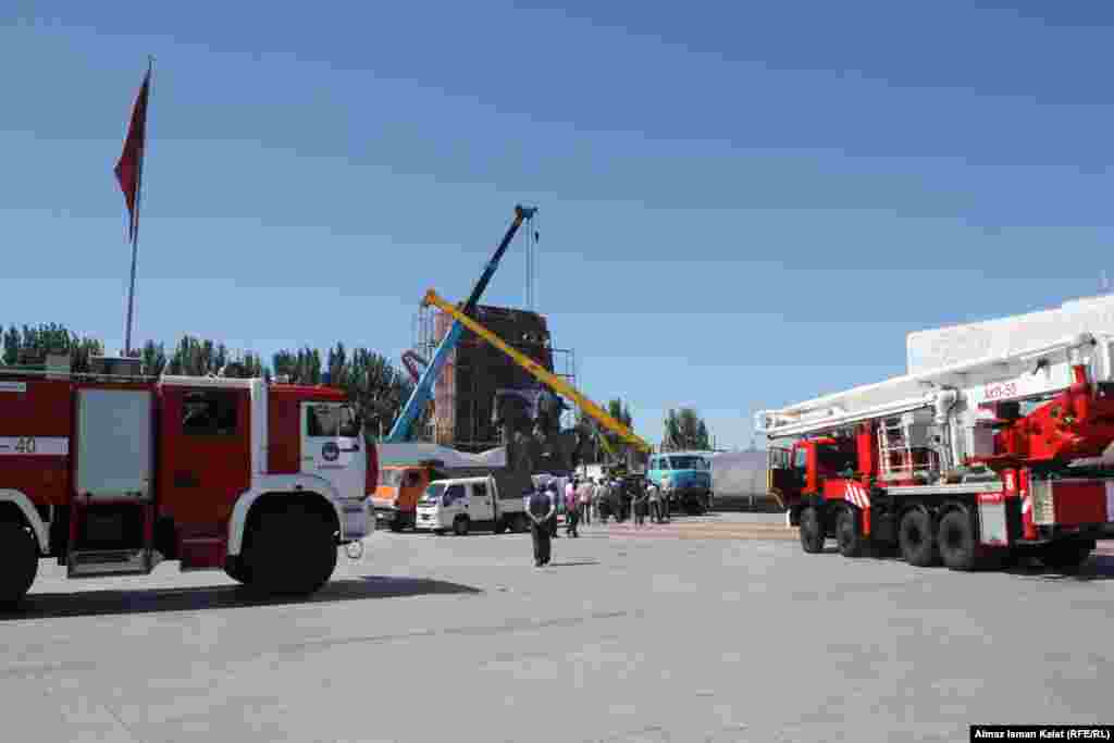 Памятники общим весом 13 тонн были доставлены спецрейсом из Москвы.