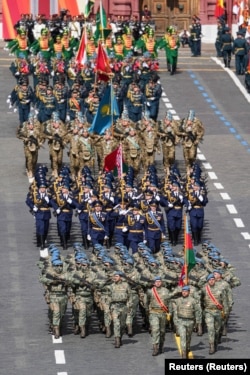 Жеңістің 80 жылдығына арналған әскери парадқа қатысушы Әзербайжан, Беларусь, Қазақстан және өзге елдердің сарбаздары. Қызыл алаң, Мәскеу, Ресей. 9 мамыр, 2025 жыл.
