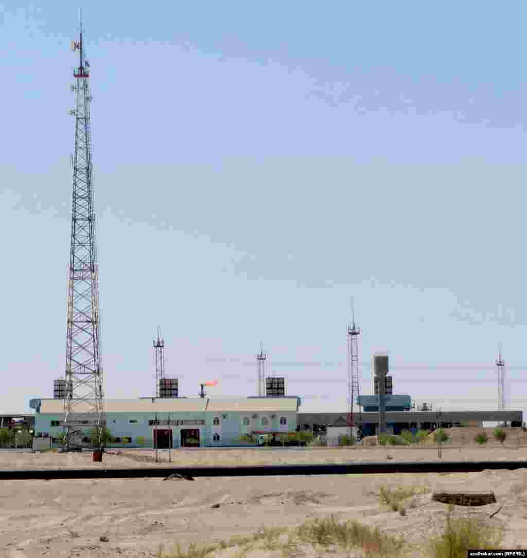 Balkanabat-Hazar magistral ýoluň ugrunda gurlan gaz kompressory.