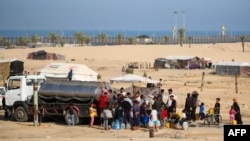 Գազայի հատված - Տեղահանված պաղեստինցիները ջրի հերթ են կանգնել Ռաֆահում, մայիս, 2024թ.