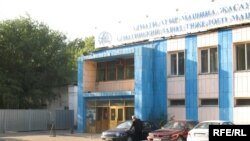 Алматы ауыр машина жасау зауытының ғимараты. 21 қыркүйек 2009 жыл.