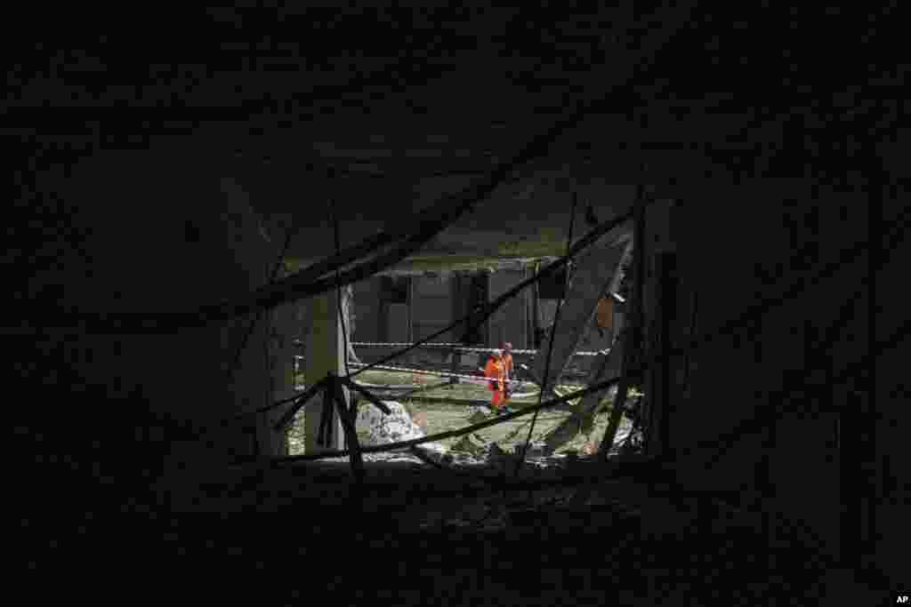 Орусиянын армиясы урган соккудан кыйраган имараттардын арасында басып жүргөн кишилер. Киев. 