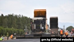 Балыкчы-Корумду жолунун курулуш иши. Иллюстрациялык сүрөт.