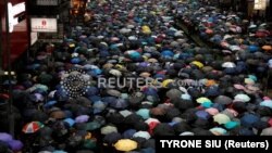 Гонконгдун көчөлөрүндө өкмөткө каршы жүрүшкө чыккандар. 