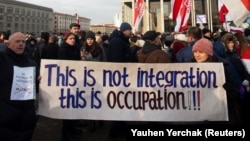 Протестующие в Минске несут плакат с надписью «Это не интеграция, это оккупация». 7 декабря 2019 года