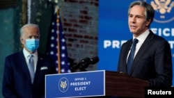 Избранный президент США Джо Байден (слева) и кандидат на пост госсекретаря Энтони Блинкен, Уилмингтон, штат Делавэр, 24 ноября 2020 г․