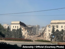 Разбитое российскими авиаударами здание Херсонской областной государственной администрации, июнь 2025 года.