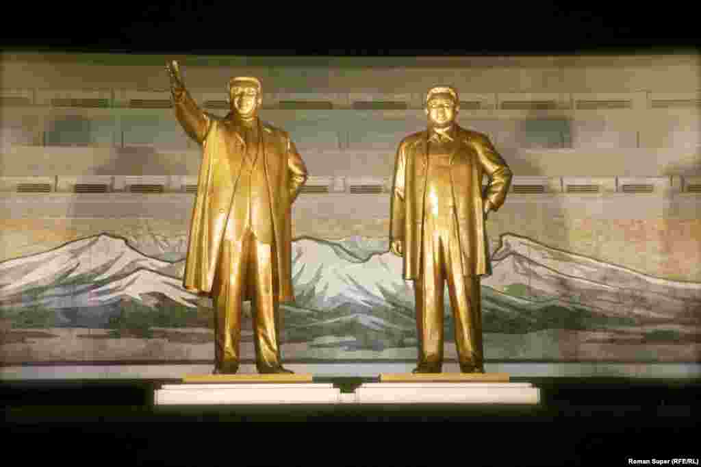 Месца сілы. Манумэнты - Кім Ір Сэн і Кім Чэн Ір. Ноч. Людзей у Пхэньяне ноччу на вуліцах няма. Ніводнага чалавека. Яно і зразумела - пад&#39;ём у краіне цэнтралізаваны - а 6-ай раніцы