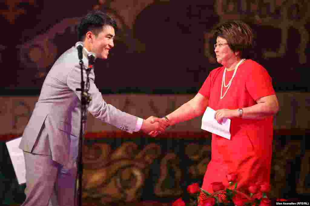 Ведущий вечера Жанар Акаев и экс-президент КР Роза Отунбаева