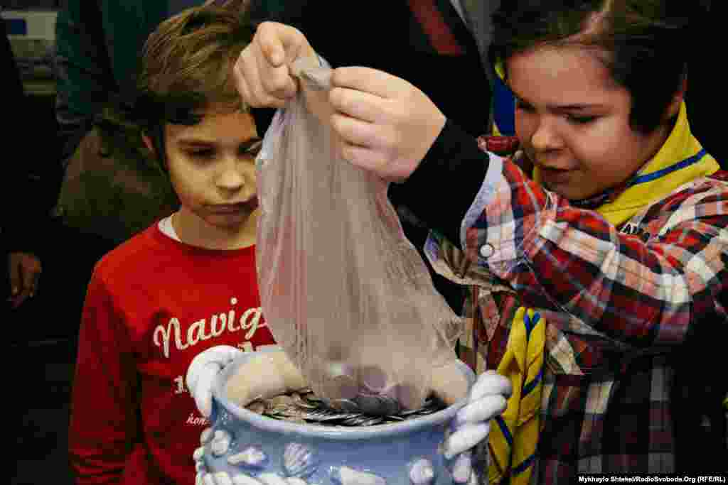 Багато монет приносили діти