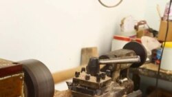 Мастер, изготовивший гигантскую дойру, мечтает о мастерской