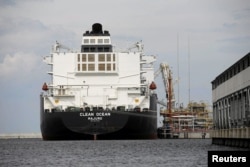 LNG tankeri Polşanyň Swinoujscie terminalyna ýangyç getirýär