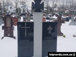 Фото інтернет-видання «Історична правда». Світлина могили Аверкія Гончаренка, зроблена за сприяння Володимира Базарка