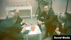 Истанбулда Азәрбайҗан президенты Илһам Алиев (у) һәм кырымтатар җитәкчеләре