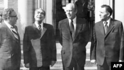 Держсекретар США Генрі Кіссінджер, генсек КПРС очільник СРСР Леонід Брежнєв, президент США Джеральд Форд, міністр закордонних справ СРСР Андрій Громико під час їхньої першої приватної зустрічі з нагоди найбільшої конференції на вищому рівні в європейській історії, яка зібрала 35 країн у Гельсінкі 31 липня 1975 року. Фінляндія