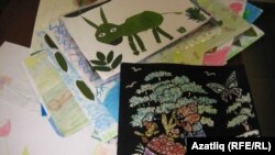 Китапханәдә балалар ясаган рәсемнәр