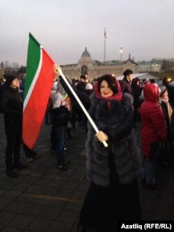 Җырчы Ләйсән Мәхмүтова Татарстан байрагы белән