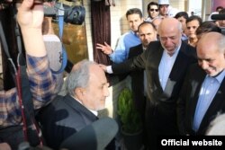 علینقی خاموشی در زمان افتتاح بخش گاز نیروگاه سیکل ترکیبی تابان