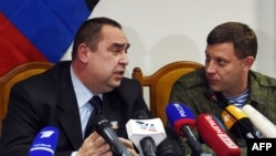 Олександр Захарченко (ліворуч) та Ігор Плотницький, тодішні ватажки угруповань «ДНР» і «ЛНР», які визнані в Україні терористичними. Окупований Донецьк, 2 лютого 2015 року