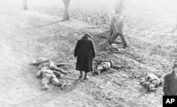 Тіла загиблих у запеклому бою бійців Організації народної оборони «Карпатська Січ», які обороняли від угорських окупантів місто Хуст. Карпатська Україна, неподалік Хуста, 16 березня 1939 року