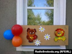 Следы от осколков на защитных панелях на день-два прикрыли мультипликационными героями