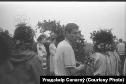 Купальле ў Ракуцёўшчыне (на першым пляне Сяргей Вітушка ў цэнтры), 1986 год