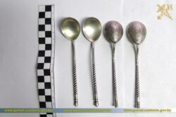 Чатыры лыжкі зь мэталу белага колеру. На адной з лыжак на адваротным баку маецца кляймо «1884».