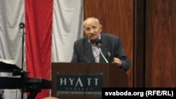 Антон Шукелойць выступае на 29-й сустрэчы беларусаў Паўночнай Амэрыкі, 2010 год.