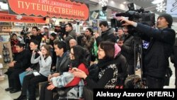 Журналисты и блогеры на презентации DVD-диска фильма "Шал". Алматы, 28 декабря 2012 года.