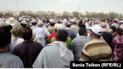 Жаңаөзен қаласындағы әкімдік ғимараты жанындағы "Тәуелсіздік" алаңына жиналған мұнайшылар және олардың отбасылары. Жаңаөзен қаласы, 10 шілде 2011 жыл.