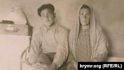 Refat Muslimov ve anası. 1949 senesi. Qoranta arhivinden alınğan foto