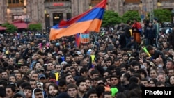 Armenia - Opposition supporters demonstrate in Republic Square in Yerevan, 21 April 2018.