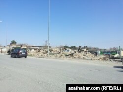 Aşgabadyň Griboýewdow köçesiniň ugrundaky 10-njy awtoparkyň ýumrulan bölegi.