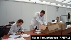 Медработники в миграционном центре Сахарово