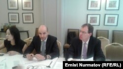 Кристиан Жос (оңдо) жана ЭВФтин Кыргызстандагы өкүлү Тигран Погосян (солдо). Бишкек. 19-март, 2019-жыл.