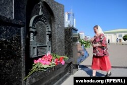 Помнік у памяць загінулых у цісканіне на Нямізе ў 1999-м