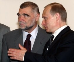 Президент Російської федерації Володимир Путін приймає у Москві президента Хорватії Стіпе Месича. Квітень 2002 року