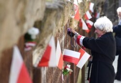 Церемонія вшанування 75-х роковин Катинської різанини 1940 року на польському військовому цвинтарі в Катині, Росія, 10 квітня 2015 року