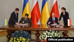 Міністр оборони України Степан Полторак (ліворуч) та міністр національної оборони Польщі Антоній Мацеревич підписують Генеральну угоду між Україною і Польщею про співробітництво у сфері оборони