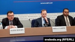 Удзельнікі прэсавай канфэрэнцыі: кіраўнік консульскага аддзелу польскага пасольства Марэк Пэндзіх, Часовы павераны ў справах Польшчы ў Беларусі Міхал Хабрас, рэгіянальны кіраўнік VFS.Global па Расеі і СНД Прабуда Сэн