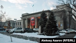 Основное производственное здание ЦОКСа — построенный еще до войны Дворец культуры. Сейчас здесь находится Казахская государственная филармония имени Жамбыла. Алматы, 10 декабря 2013 года.