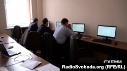 Під час одного з етапів тестувань знімальна група програми зафіксувала, що у кімнаті, де конкурсанти виконували завдання, не було жодного члена комісії