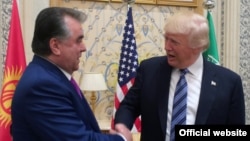 Эмомалӣ Раҳмон, раисҷумҳури Тоҷикистон, бо президенти Амрико Доналд Трамп. Акс аз бойгонӣ