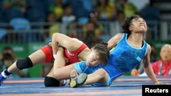 Жылдыз Эшимова (с синем трико) на Олимпиаде в Рио. 2016 год.