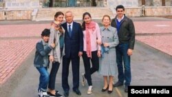 Лола Каримова-Тилляева (солдан санағанда екінші) әке-шешесімен, күйеуі Тимур Тилляевпен (оң жақта шетте тұр), балалары Мариям және Омармен бірге тұр.