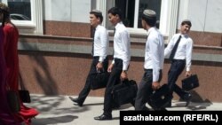 Aşgabatda bir ýokary okuw jaýynyň talyplary okuwdan dolanýar. Illýustrasiýa suraty. Arhiwden alyndy.