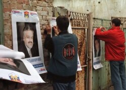 Серби у хорватському місті Вуковар розклеюють плакати просербської партії. 6 квітня 1997 року.