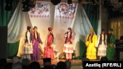 Сәхнәдә "Асылъяр" ансамбле