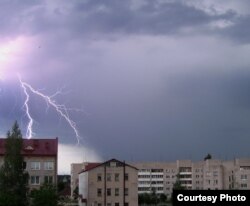 Кастусь Сырэль. Перад навальніцай. Маланка над Вушачамі. Здымак зроблены вечарам 17 ліпеня 2016.